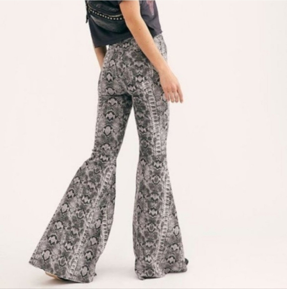 Free People WE THE FREE JUST FLOAT On  Snake Print Ultra Flare Pants SZ 24 - Picture 1 of 12